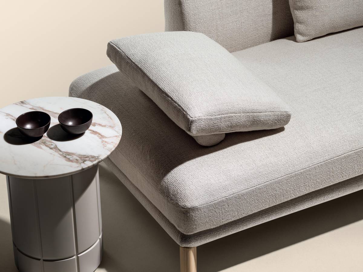 divano in tessuto con tavolino da appoggio | Divano Altana | LAGO divano in tessuto con tavolino da appoggio | Divano Altana | LAGO