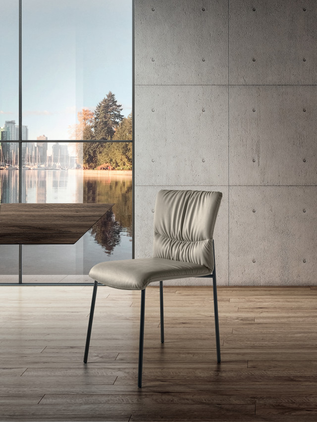 élégante chaise capitonnée en cuir beige | Chaise Woop | LAGO