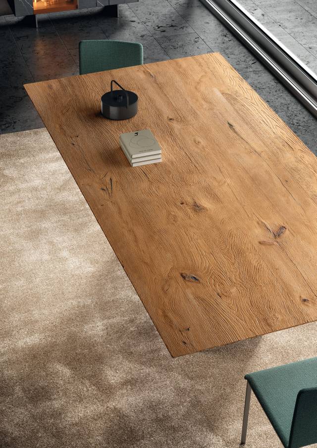 mesa moderna con tablero delgado de madera clara | Mesa Meet | LAGO