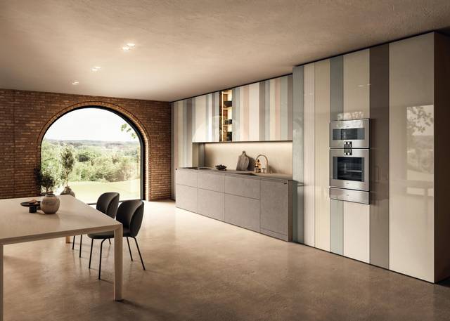cucina lineare con fasce in vetro colorato | Cucina N.O.W. | LAGO