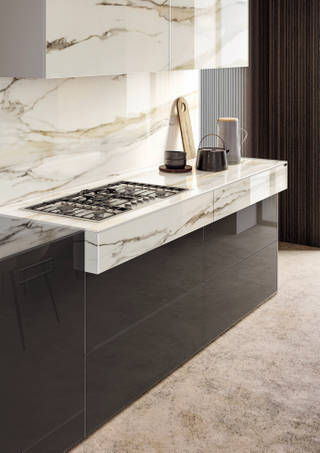 plan de travail cuisine en marbre clair | Cuisine 36e8 Marble XGlass | LAGO