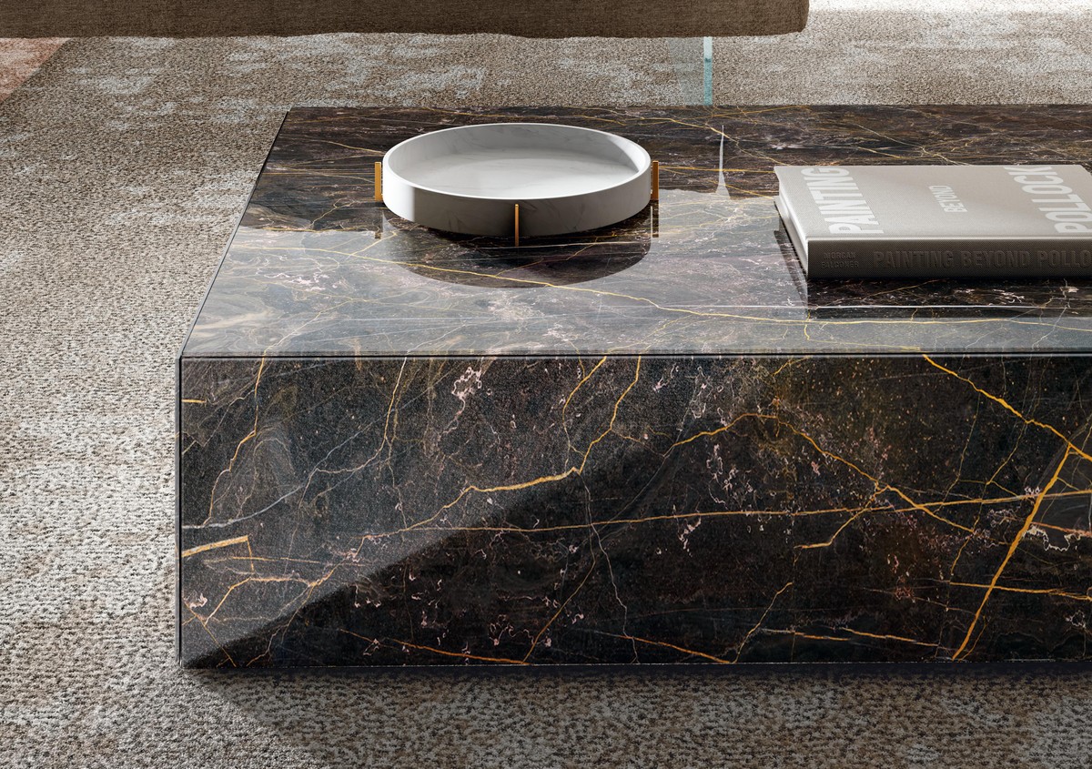 Mesa de centro de cristal apoyada en el suelo para salón | Mesita Materia | LAGO