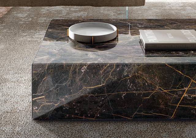 Mesa de centro de cristal apoyada en el suelo para salón | Mesita Materia | LAGO