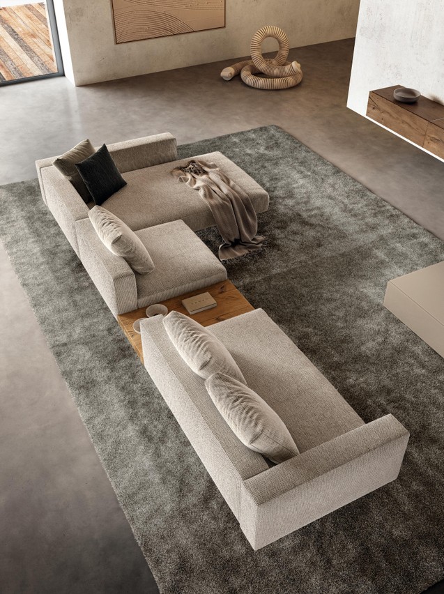 divano con chaise longue e tavolino in legno | Divano Air | LAGO