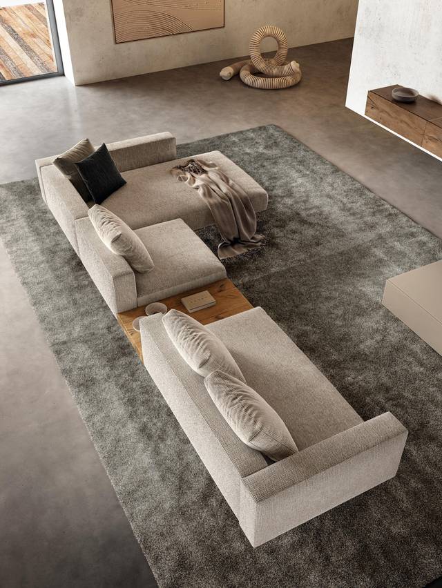 sofá con chaise longue y mesa de centro de madera | Sofá Air | LAGO