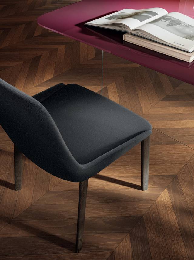 silla de tela oscura con patas de madera | Silla Amida | LAGO
