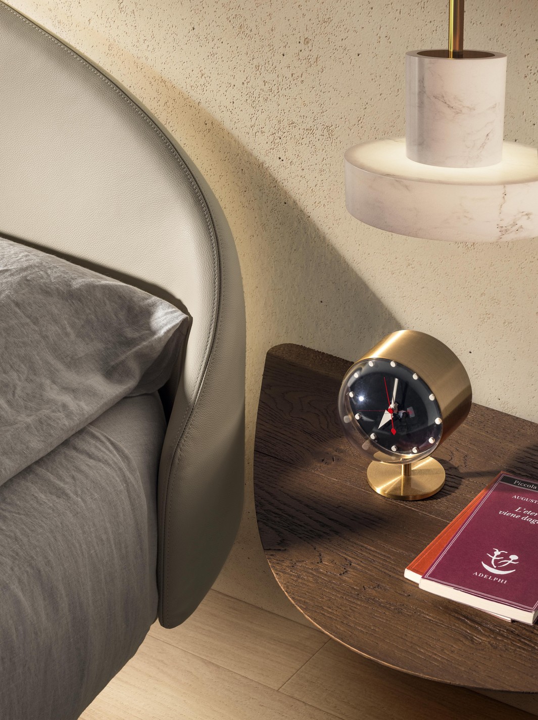 mesita de noche de madera | Cama Roundy Fluttua | LAGO