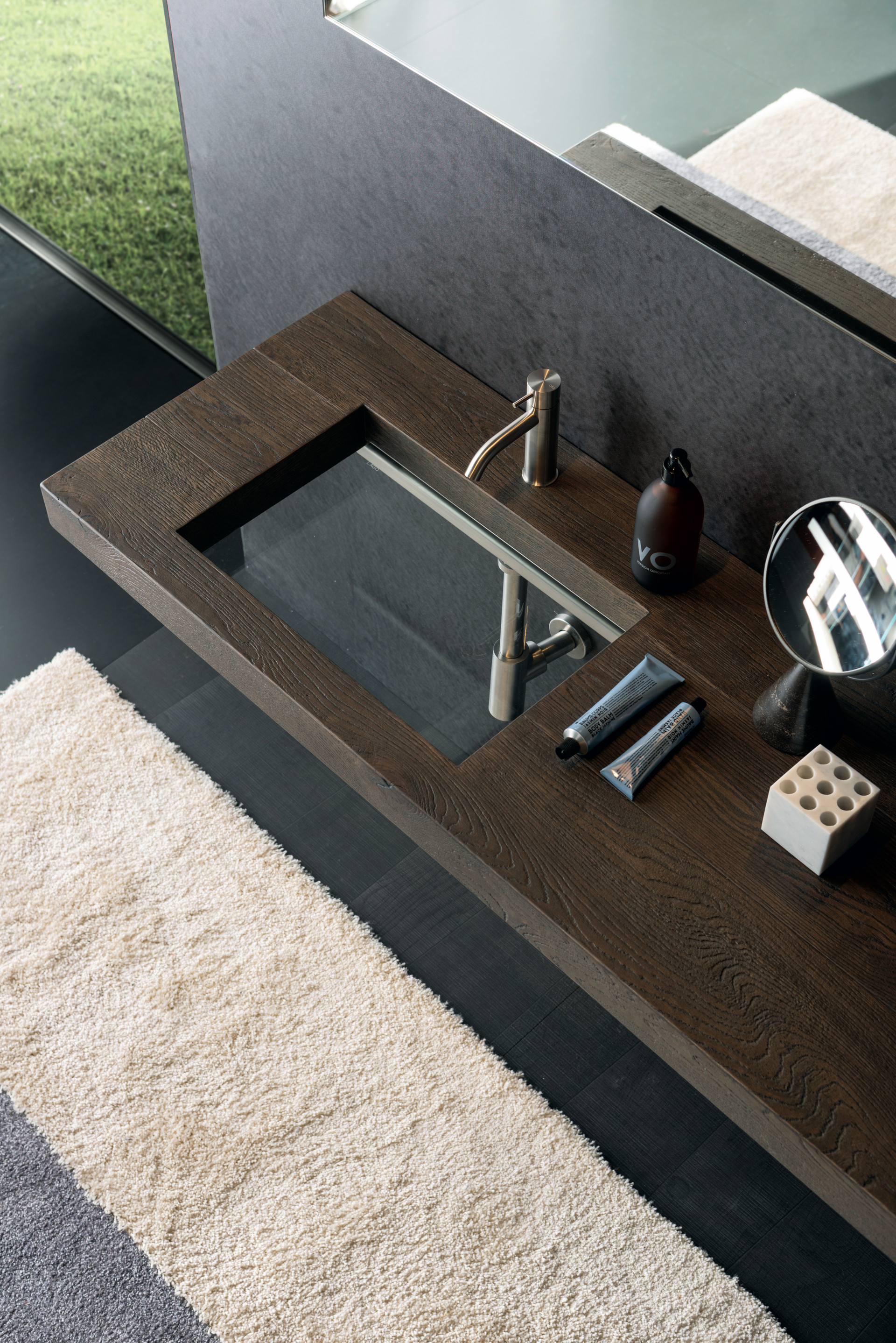 Depth: un lavabo sospeso magico e sorprendente | LAGO Design