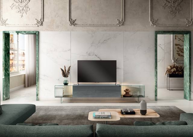 Mueble de televisión moderno y elegante en cristal transparente.