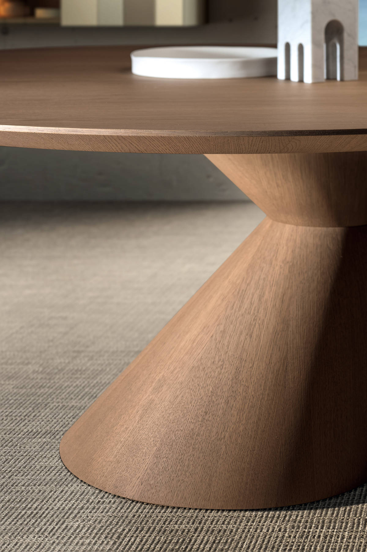 mesa con base de madera | Mesa Chapeau | LAGO