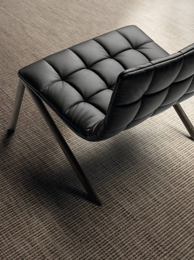 Detalle del respaldo de un sillón tapizado | Sillón Mezz'aria | LAGO