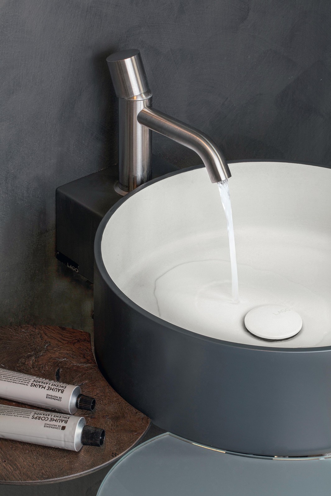 lavabo circular gris y blanco | Lavabo Cellule | LAGO