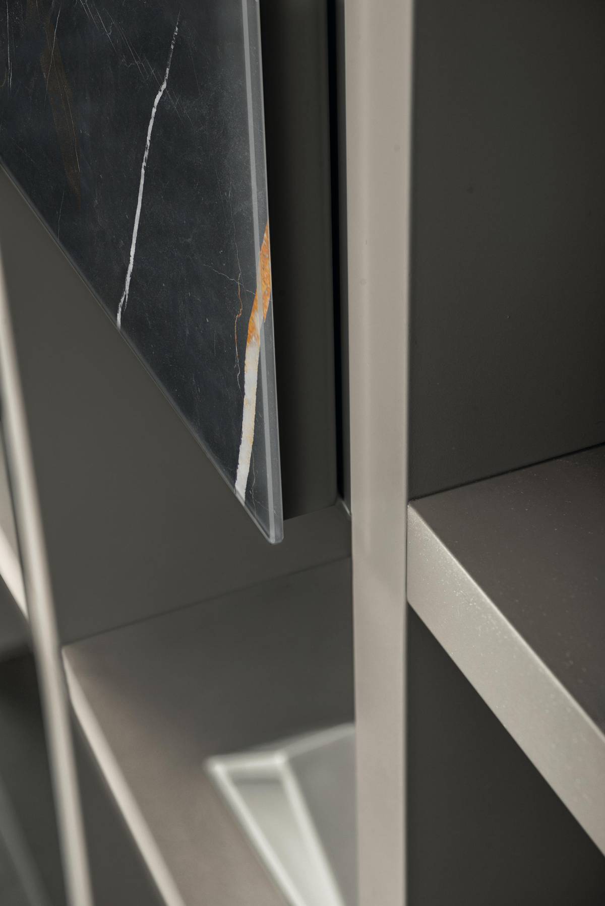 détail étagères bibliothèque avec élément de rangement en verre | Bibliothèque 30mm | LAGO