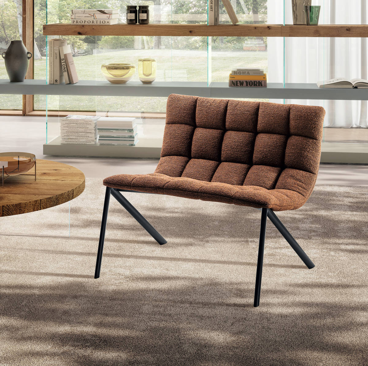 fauteuil rembourré marron avec pieds noirs | Fauteuil Mezz'aria | LAGO fauteuil rembourré marron avec pieds noirs | Fauteuil Mezz'aria | LAGO