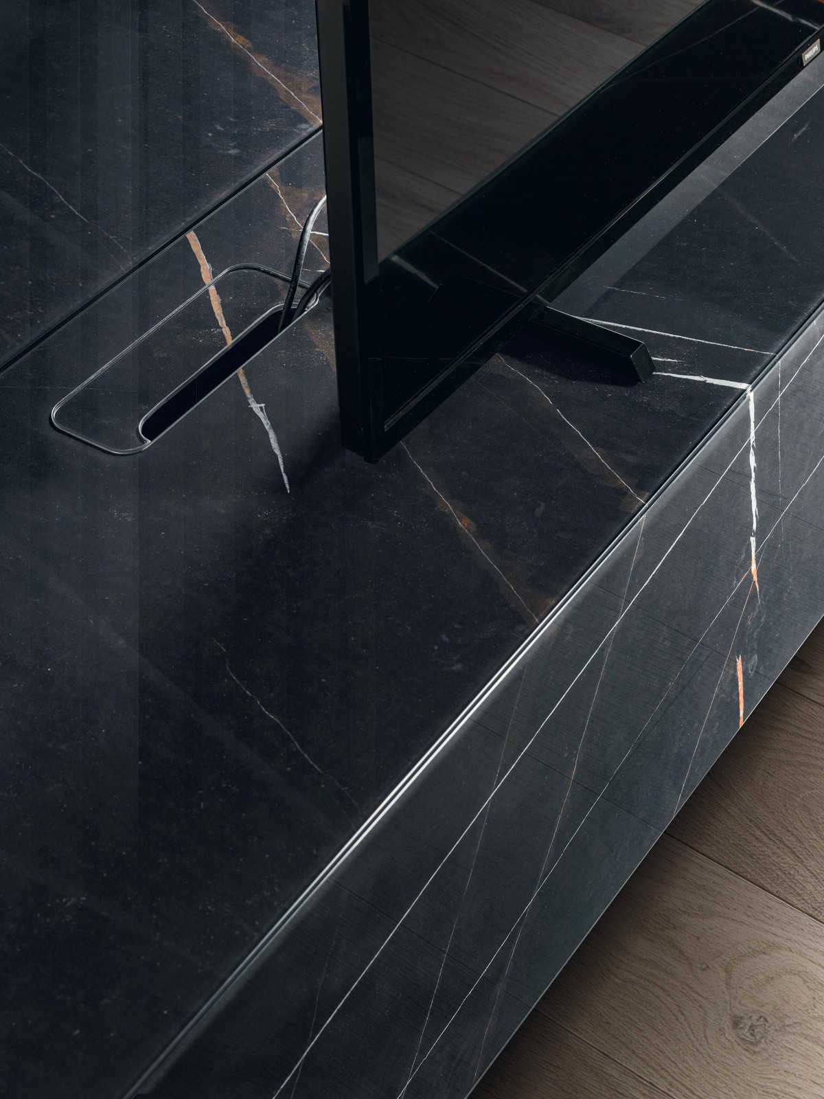 pasacables invisible en mármol xglass | Mueble Tv Materia | LAGO