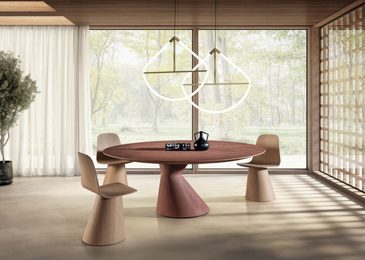 mesa redonda con sillas de diseño de madera | Mesa Chapeau | LAGO