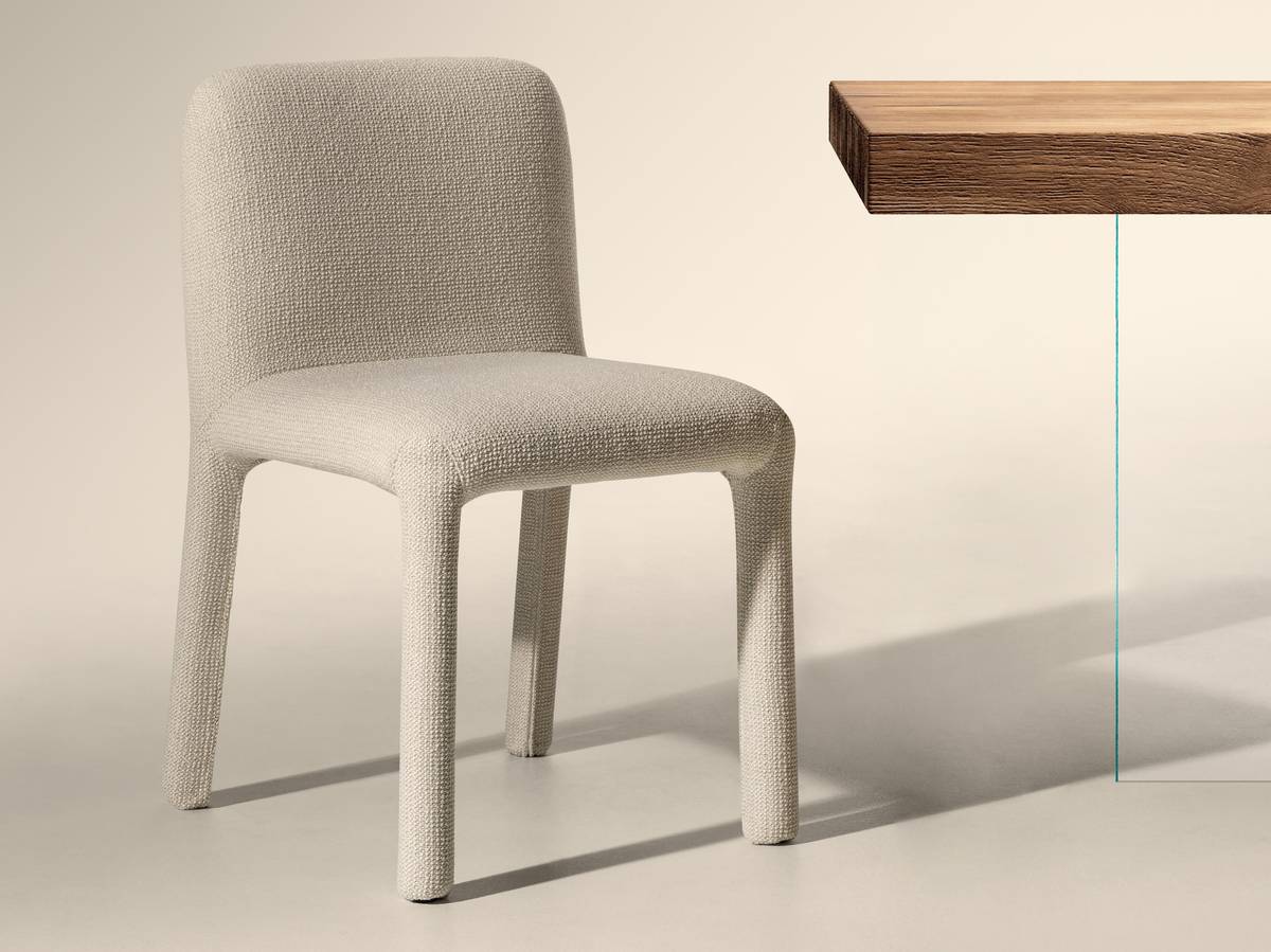sedia rivestita in tessuto chiaro | Sedia Aqualta | LAGO