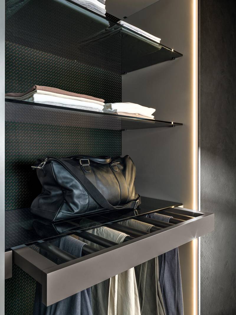 walk-in wardrobe with glass shelves | Outfit Walk-In-Closet | LAGO