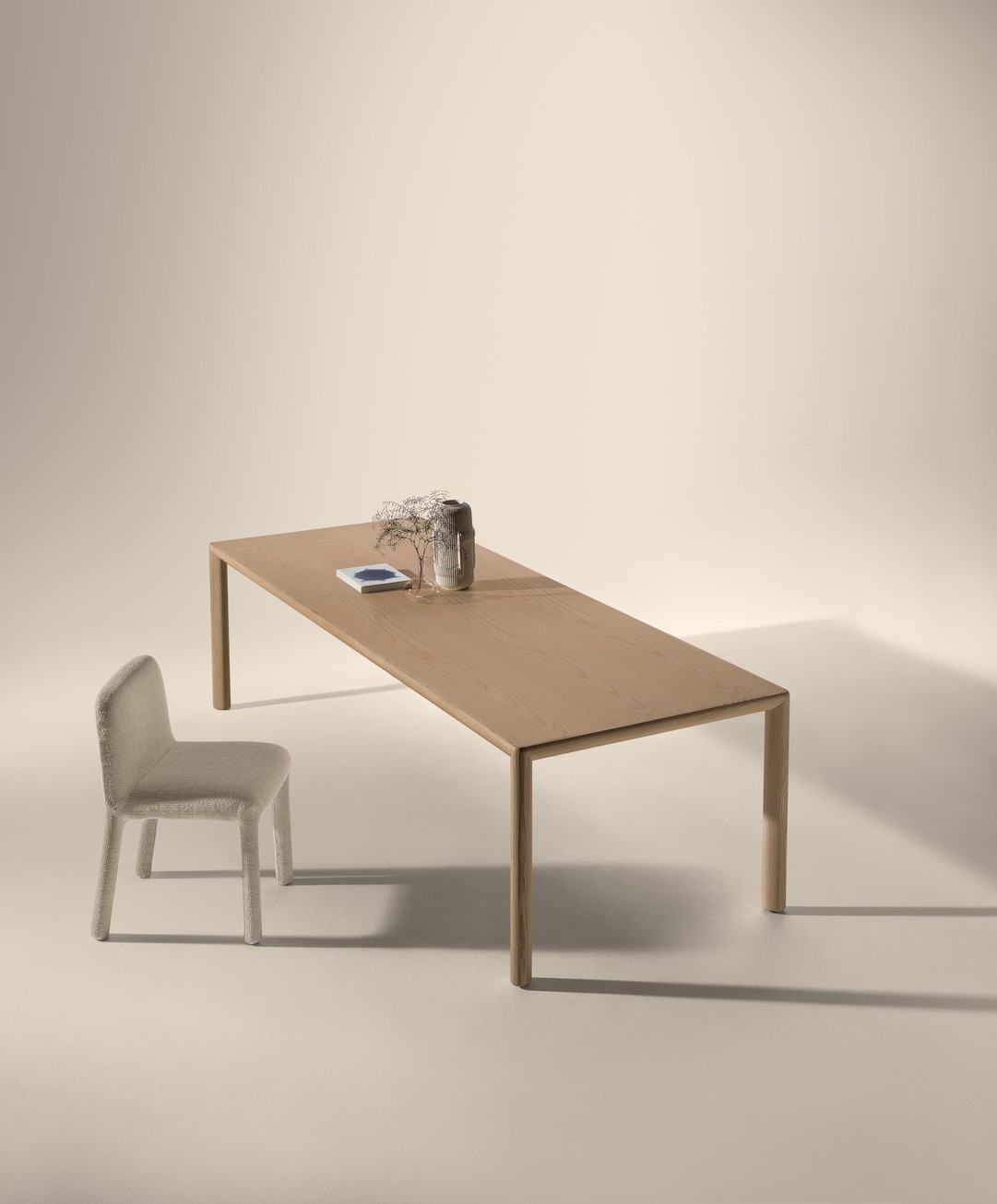 mesa de madera clara de diseño con silla | Mesa Correr | LAGO