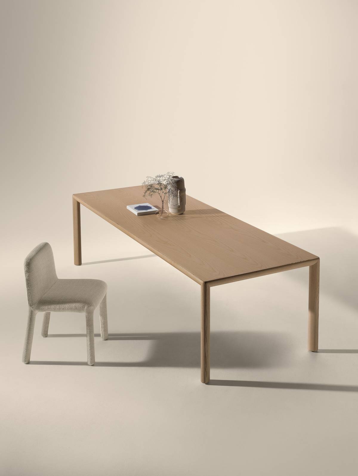 mesa de madera clara de diseño con silla | Mesa Correr | LAGO mesa de madera clara de diseño con silla | Mesa Correr | LAGO