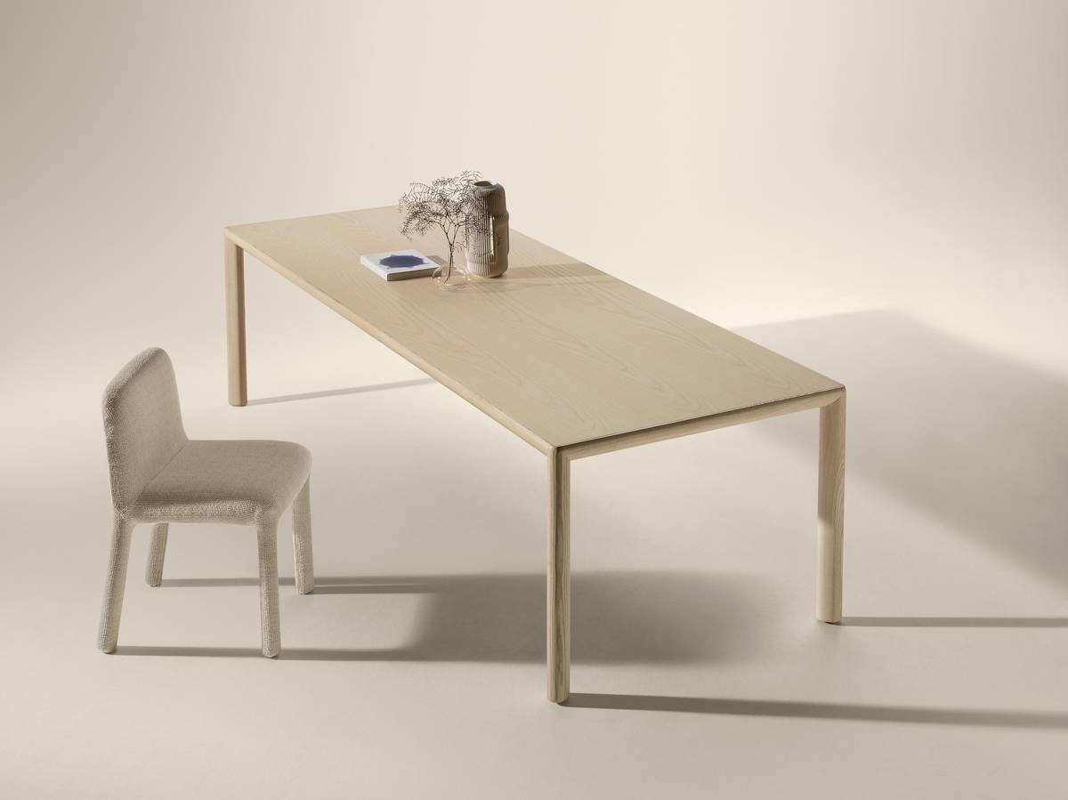 mesa de madera clara de diseño con silla | Mesa Correr | LAGO