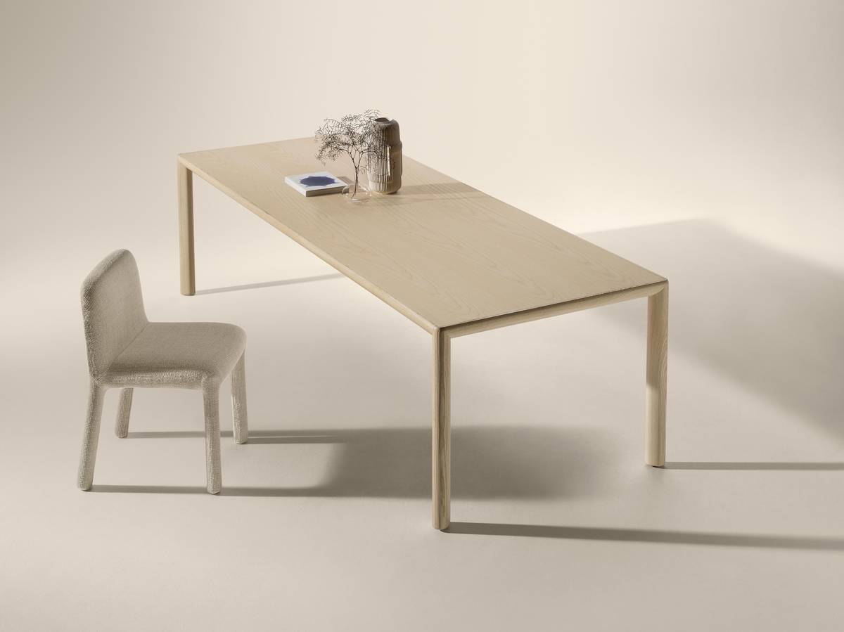 mesa de madera clara de diseño con silla | Mesa Correr | LAGO