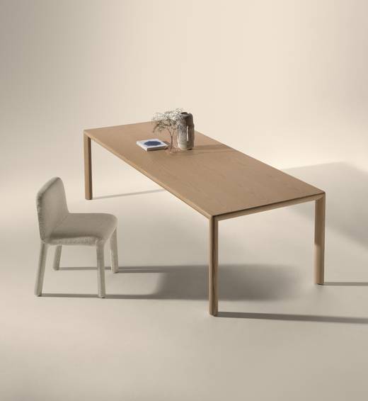 mesa de madera clara de diseño con silla | Mesa Correr | LAGO mesa de madera clara de diseño con silla | Mesa Correr | LAGO