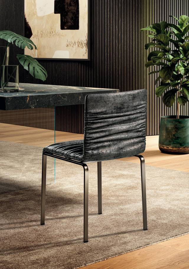 chaise avec revêtement en tissu foncé | Chaise Dangla | LAGO