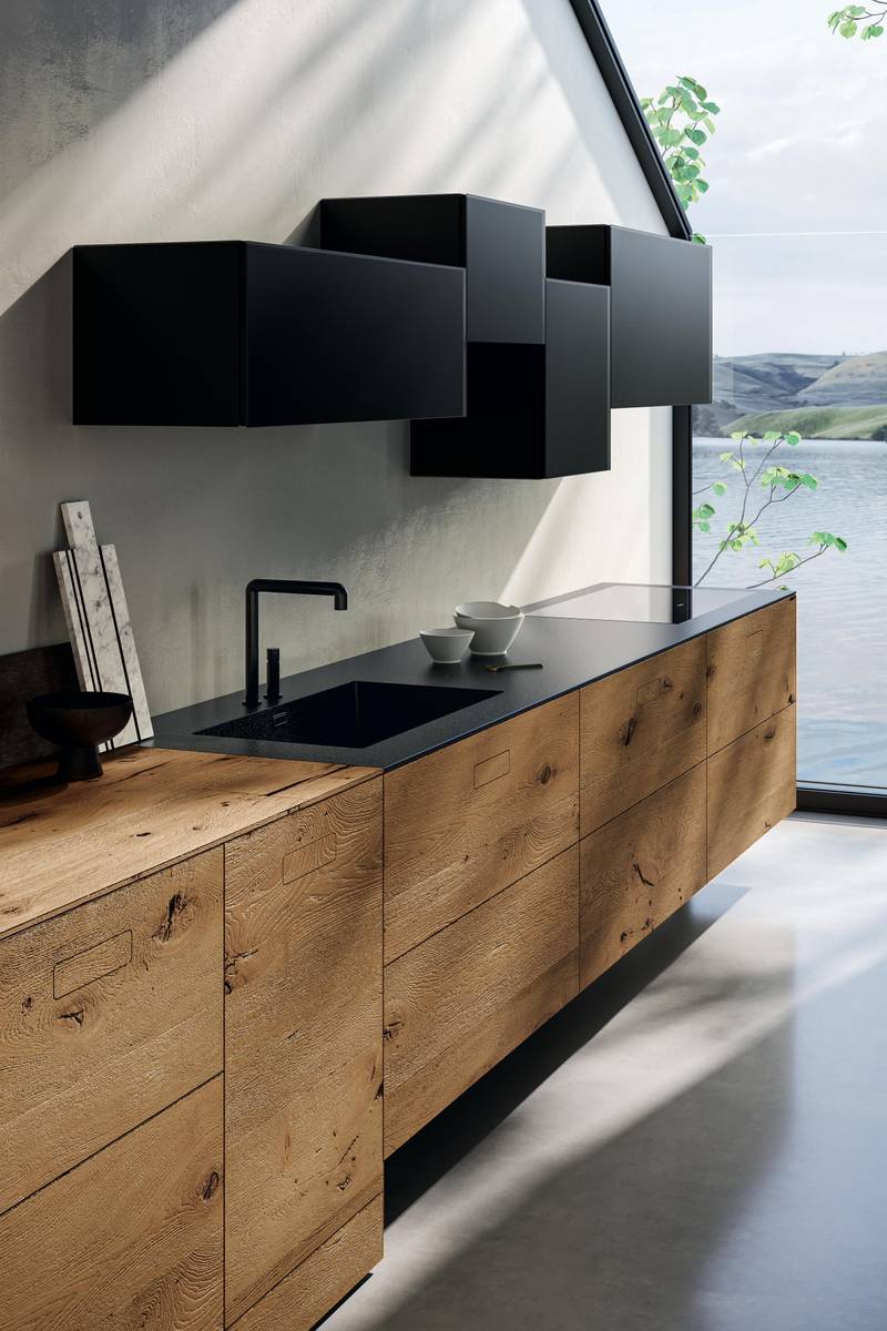 cucina in legno sospesa con piano nero | Cucina 36e8 Wildwood | LAGO