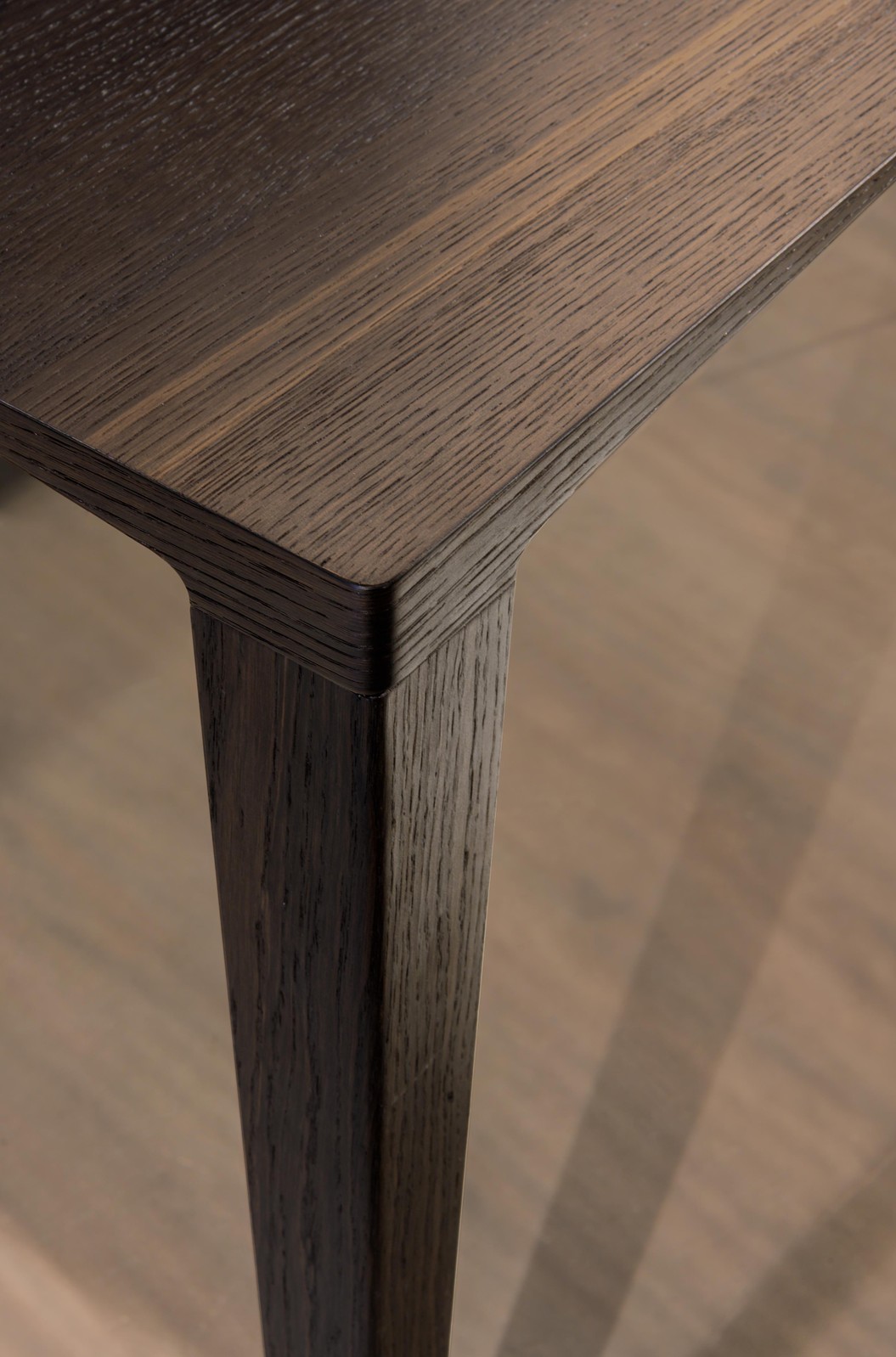 detalle madera oscura mesa | Mesa P&J | LAGO