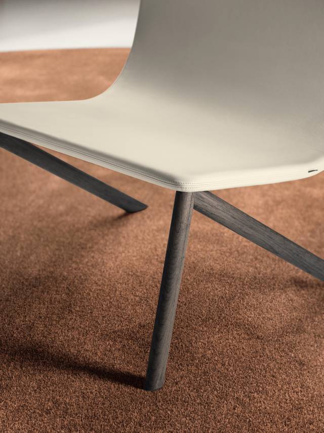 detalle de pata de sillón de madera | Sillón Mezz'aria | LAGO