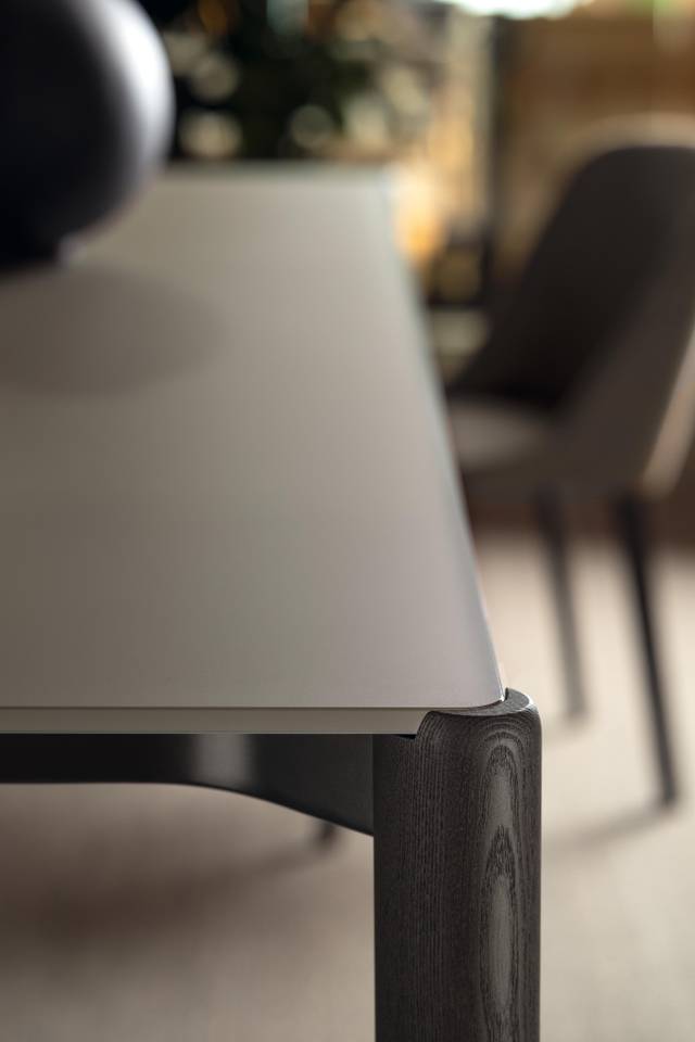 detalle mesa pata de madera y tapa de cristal | Mesa Correr Slim | LAGO detalle mesa pata de madera y tapa de cristal | Mesa Correr Slim | LAGO