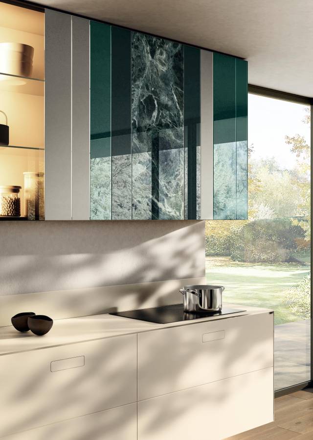 detalle de mueble alto con franjas de cristal de colores | Cocina N.O.W. | LAGO
