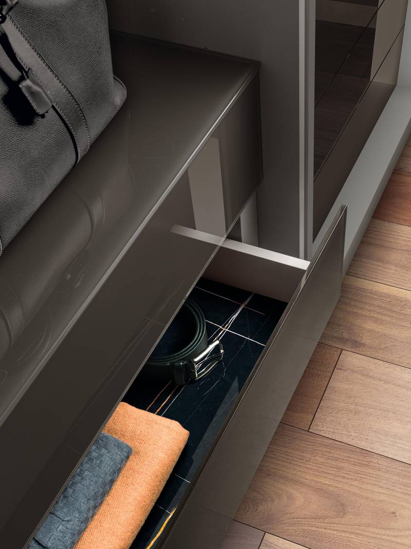 walk-in wardrobe with glass drawers | Outfit Walk-In-Closet | LAGO